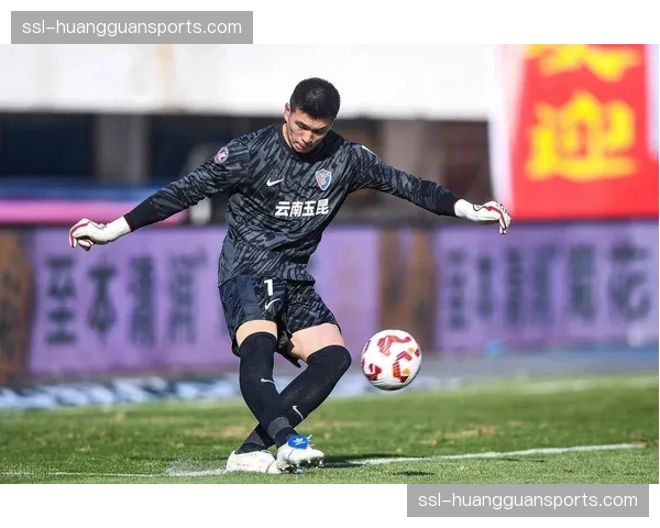 特写：雨中作战，长春亚泰门将多次神扑力保球门不失